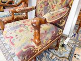 fauteuil rembourré aux couleurs vives dans un salon avec un miroir
