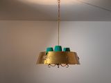 un lustre doré et vert suspendu au plafond