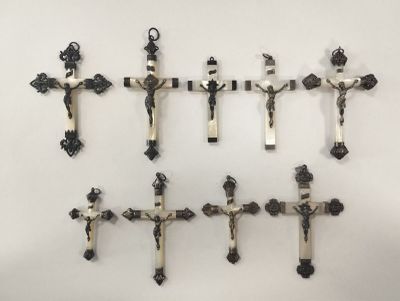 Lot de 9 pendentifs en forme de croix représentant le Christ en croix  - Photo 1
