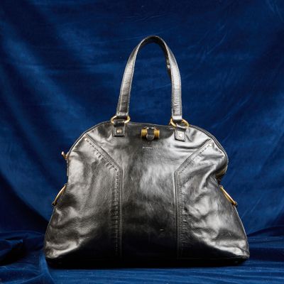 un sac à main en cuir noir sur fond bleu