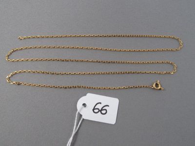 gros plan d'une chaîne en or portant une étiquette de prix