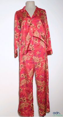 une photo d'un pyjama et d'un pantalon pour femme présentés sur un mannequin