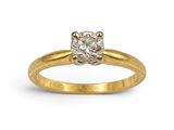 une bague de fiançailles en or jaune sertie d'un seul diamant