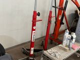 trois types différents de scooters dans un garage