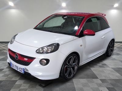 une photo d'une Smart blanche et rouge posée sur un sol à damier
