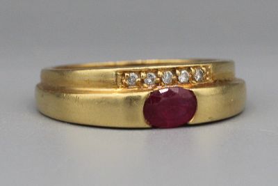 Bague en or ornée d’un rubis et d’une ligne de diamants.