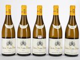six bouteilles de vin sont alignées sur une table