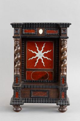 une horloge posée sur une table