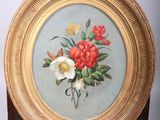 une photo d'un tableau de fleurs dans un cadre doré