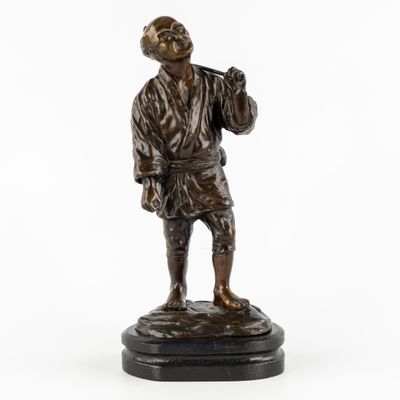une statue en bronze représentant un homme tenant une batte de baseball