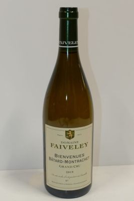 une bouteille de vin posée sur une table