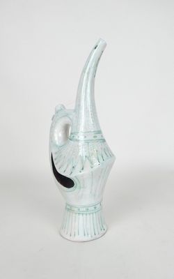 un vase en verre avec une anse noire sur fond blanc