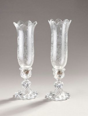 deux vases en verre transparent posés sur une table blanche