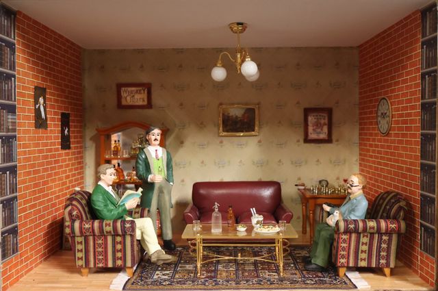 Diorama. Composition miniature, dans une vitrine en bois, vitre e...