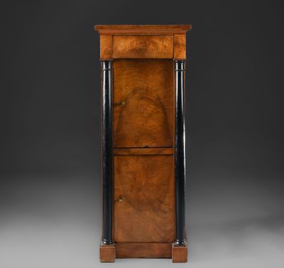 Table de chevet en acajou, noyer et bois noirci, à deux vant…