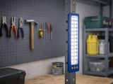 une lampe bleue fixée à un poteau dans un garage