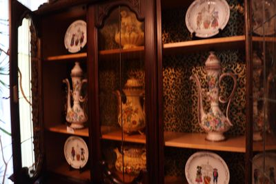 de nombreuses assiettes et vases sur les étagères de la pièce