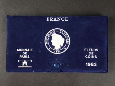 carte de visite bleue et blanche avec la photo d'une tête de femme