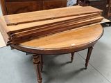 une table recouverte d'une grande quantité de bois dans un magasin