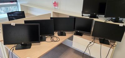 7 ECRANS HP NON TESTES EN L'ETAT LOT SITUE AU 3EME ETAGE