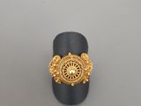 gros plan d'une bague en or sur une surface grise