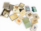 beaucoup de livres posés sur une table