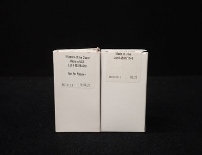 deux boîtes blanches posées sur une table