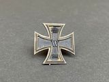 une broche en forme de croix de fer surmontée d'une couronne