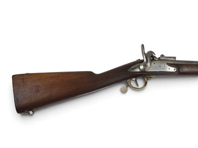 un vieux fusil avec une poignée en bois sur fond blanc