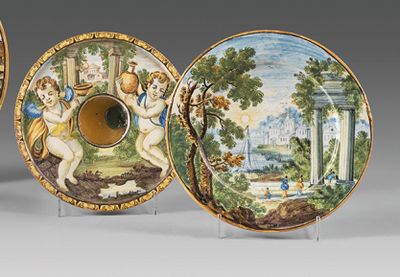 trois assiettes décoratives avec un tableau sur une table