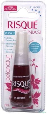 un gros plan d'un flacon de vernis à ongles osé sur fond blanc