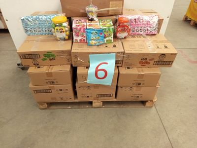 une pile de cartons sur laquelle est posé un numéro 6