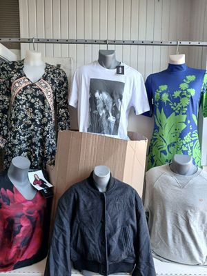 de nombreux types de vêtements exposés dans une pièce