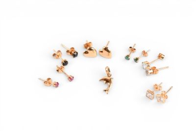 BOUCLES d'OREILLES (six paires) en or jaune 750 millièmes et…