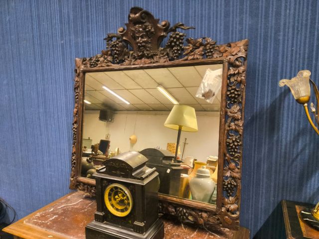 Italie - miroir, encadrement en bois sculpté de raisin et de pers...