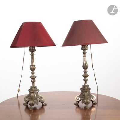 deux lampes rouges posées l'une à côté de l'autre sur une table en bois