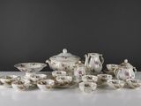 une image d'un groupe de plats et de tasses en porcelaine sur une table