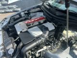 un moteur de voiture avec le capot ouvert et le capot fermé