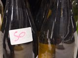 deux bouteilles de vin posées sur une étagère dans un magasin
