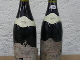 deux bouteilles de vin posées sur une table l'une à côté de l'autre