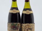 deux bouteilles de vin posées l'une à côté de l'autre sur une table