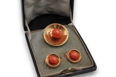 Boutons et broche en or 18K (750/1000) ornés de corail. - Photo 1