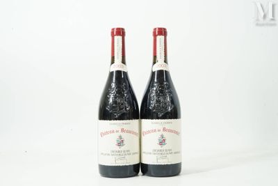 deux bouteilles de vin rouge posées sur une table blanche