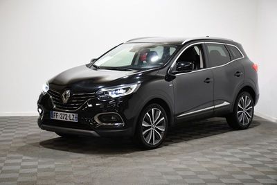 la voiture noire est garée sur le sol en damier d'une pièce