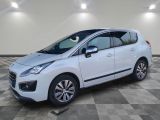 une voiture blanche garée dans une pièce au sol en damier