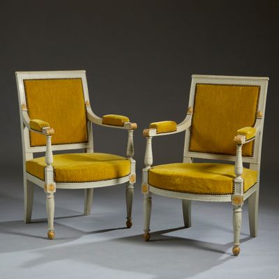 paire de fauteuils dont les assises sont recouvertes de velours jaune