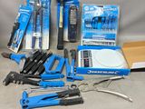 un grand nombre d'outils posés sur une table