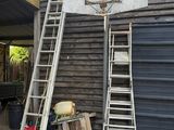 une échelle appuyée contre un panier de basket devant un immeuble