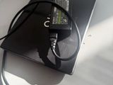 un ordinateur portable et un chargeur posés sur une table