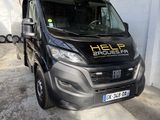 une camionnette garée dans un garage